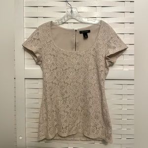 White House Black Market Nude/Deep Ivory Lace Short Sleeve Scoop Neck Top